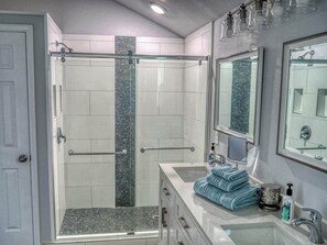 Suihku, hiustenkuivaaja, pyyhkeet, saippua