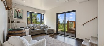 Spacious Mountain Retreat with Hot-tub, Firepit, Game Room, 360 views, Stunning Views and Studio