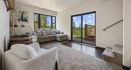 Spacious Mountain Retreat with Hot-tub, Firepit, Game Room, 360 views, Stunning Views and Studio