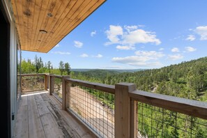 Property grounds - Spacious Mountain Retreat with Hot-tub, Firepit, Game Room, 360 views, Stunning Views and Studio (Lead)