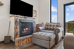 Smart TV, fireplace, video games, table football - Spacious Mountain Retreat with Hot-tub, Firepit, Game Room, 360 views, Stunning Views and Studio (Lead)