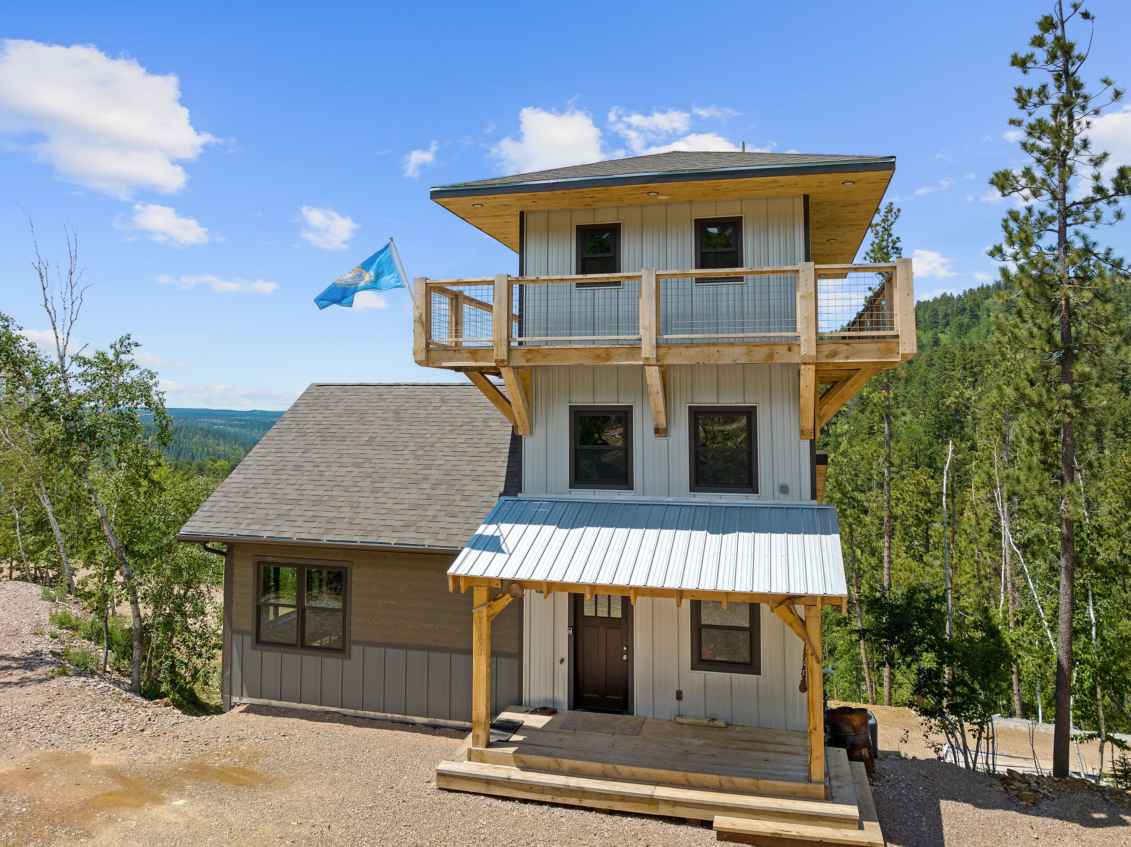 Best views in the area! Hot-tub, Firepit, Game Room, 360 views seasonal studio access. Amazing!