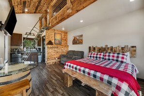 5 bedrooms, iron/ironing board, free WiFi, bed sheets - Spacious Mountain Retreat with Hot-tub, Firepit, Game Room, 360 views, Stunning Views and Studio (Lead)