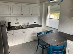Frigorifero, microonde, forno, piano cottura