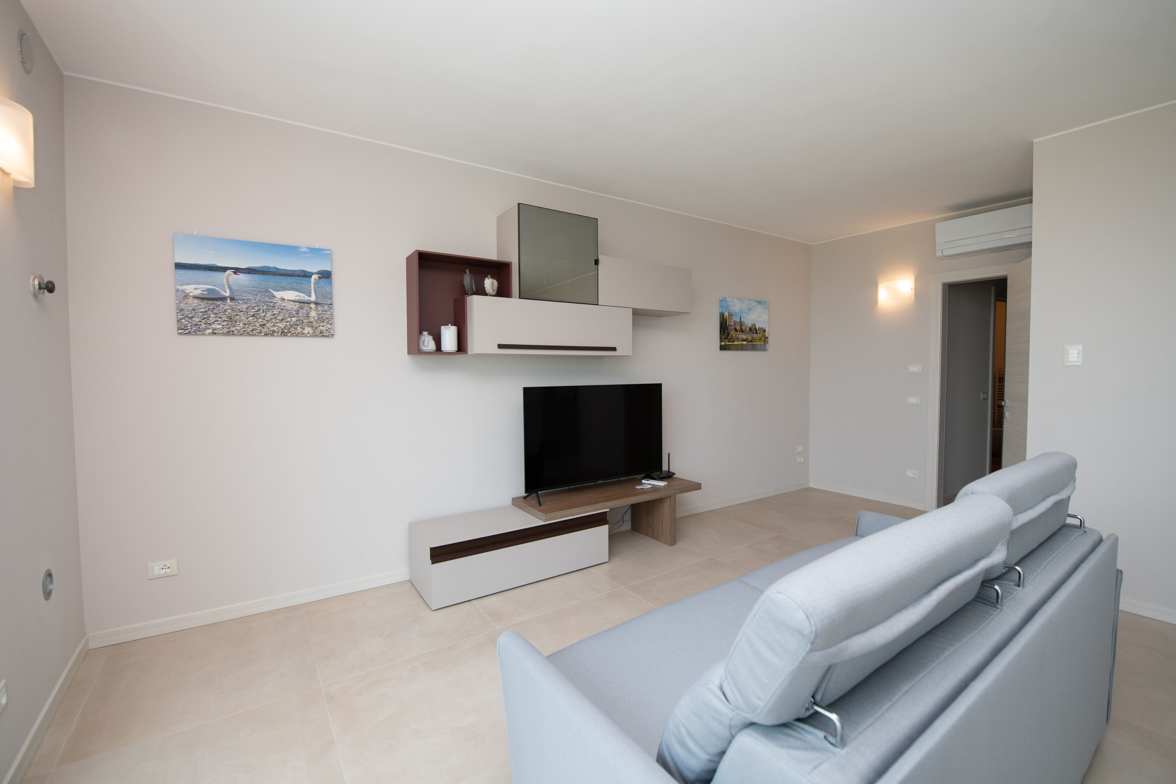 Premium-lejlighed - 2 soveværelser | Opholdsområde | 20-tommers tv med digitale kanaler