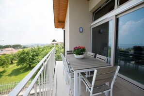Apartamento conforto, 2 quartos | Terraço/pátio