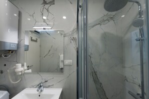 Dusche, kostenlose Toilettenartikel, Haartrockner, Handtücher