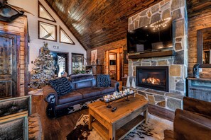 Een smart-tv, een open haard, tafelvoetbal en een muziekbibliotheek