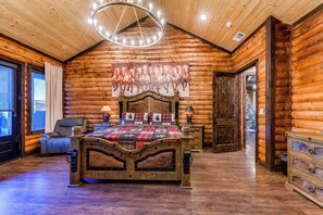 7 Schlafzimmer, Schreibtisch, Bügeleisen/Bügelbrett, Reisekinderbett