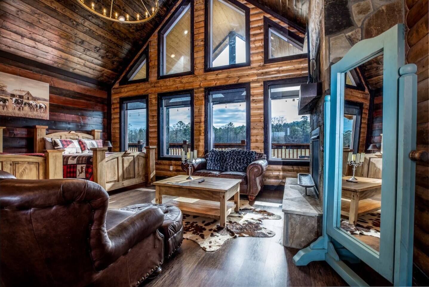 Een smart-tv, een open haard, tafelvoetbal en een muziekbibliotheek