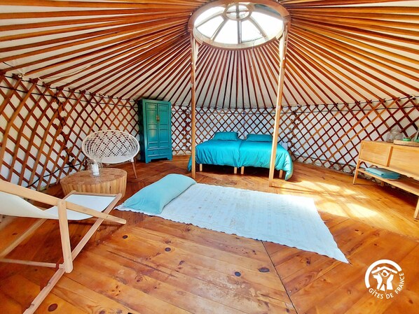 1 bedroom, bed sheets