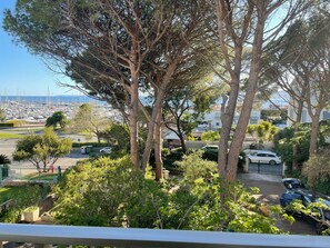 A balcony with a view of a marina and buildings. - Large seaside villa, facing Santa Lucia port, walking distance to city center (Saint-Raphaël)