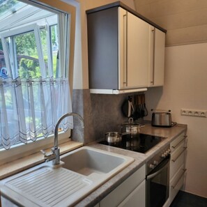 Private kitchen - Peaceful oasis between forest and lake pond, in the beautiful Westerwald - dog-friendly (Diez)