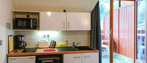 Réfrigérateur, micro-ondes, four, plaque de cuisson