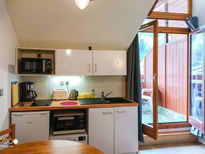 Fridge, microwave, oven, stovetop - Studio with balcony in central Brides-les-Bains, WiFi and parking (Brides-les-Bains)