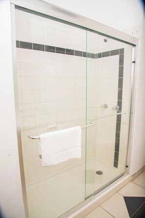 Dusche, Haartrockner, Handtücher, Seife