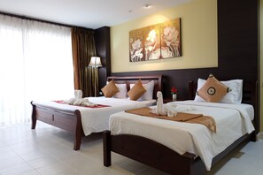 Family Room | Desk, free WiFi, bed sheets - Sea Boss Homestay (Karon)