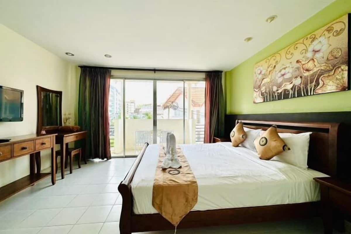 Desk, free WiFi, bed sheets