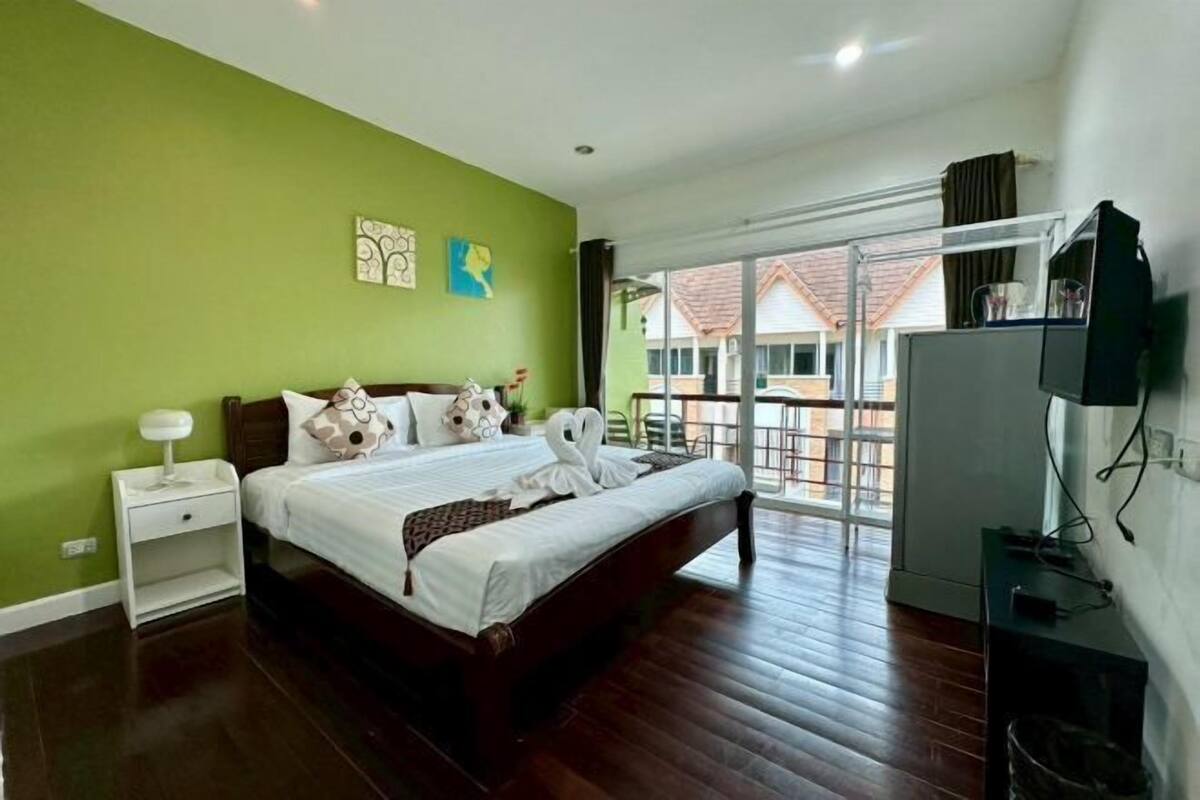 Desk, free WiFi, bed sheets