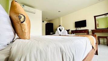Deluxe Double Room | Desk, free WiFi, bed sheets