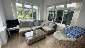 Een televisie, videogames, een dvd-speler en boeken