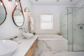 Deluxe House | Bathroom | Separate tub and shower, free toiletries, hair dryer, bathrobes - Wechmarshof (Stellenbosch)
