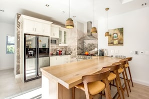 Cafetera/tetera, tetera/pava eléctrica, silla alta para bebés