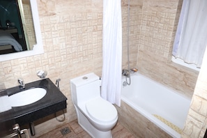 Shower, rainfall showerhead, free toiletries, slippers