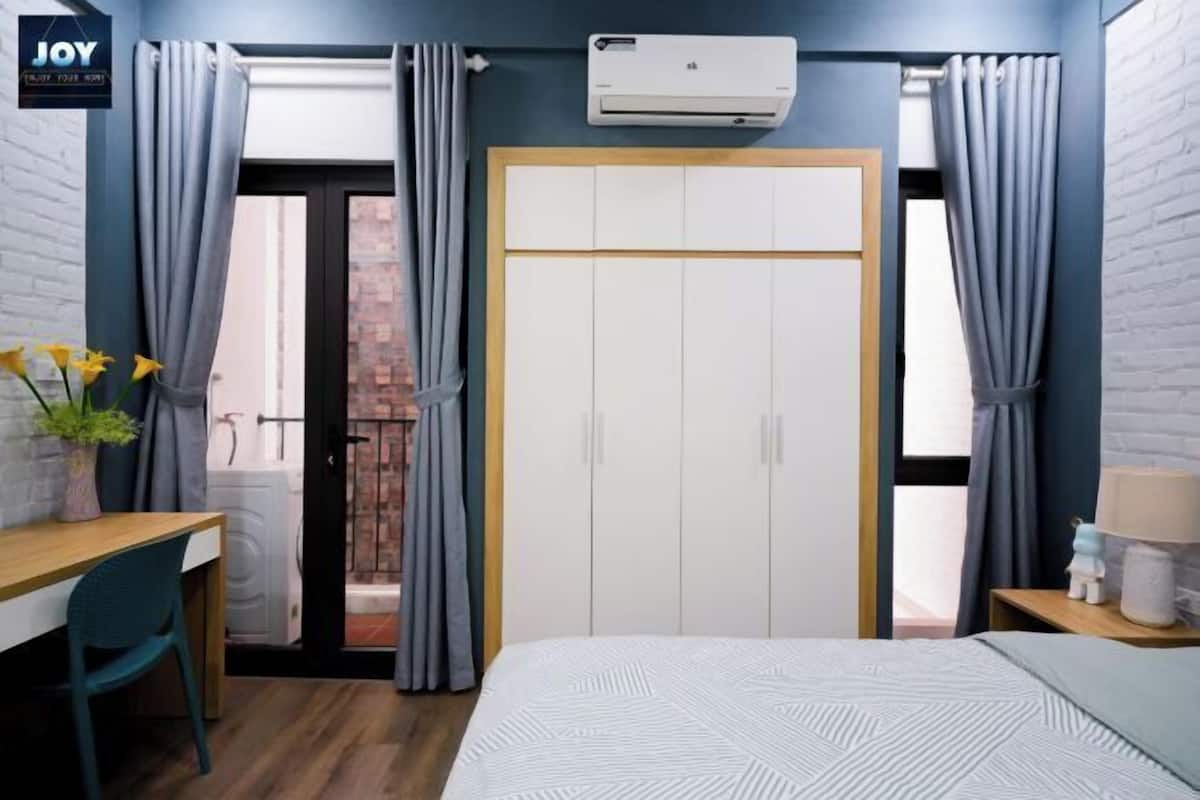 Egyptian cotton sheets, premium bedding, memory-foam beds, desk