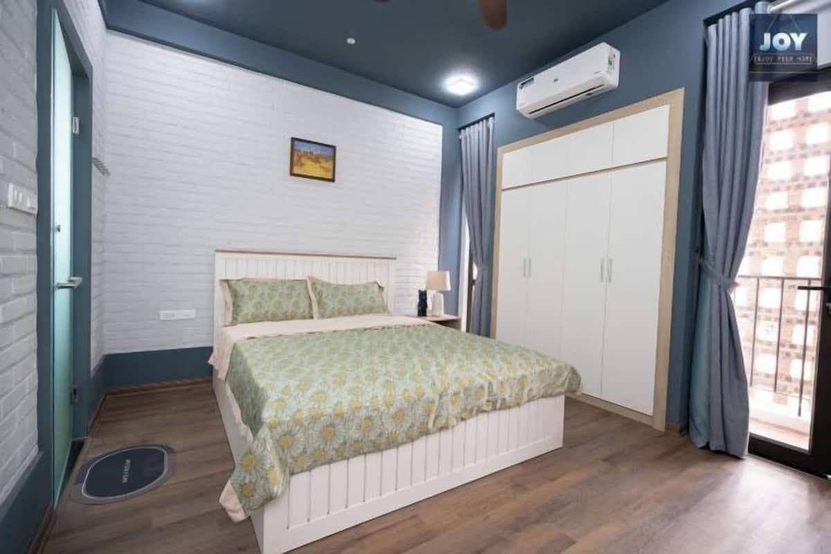 Egyptian cotton sheets, premium bedding, memory-foam beds, desk