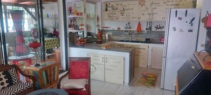 Kylskåp, mikrovågsugn, ugn och spishäll