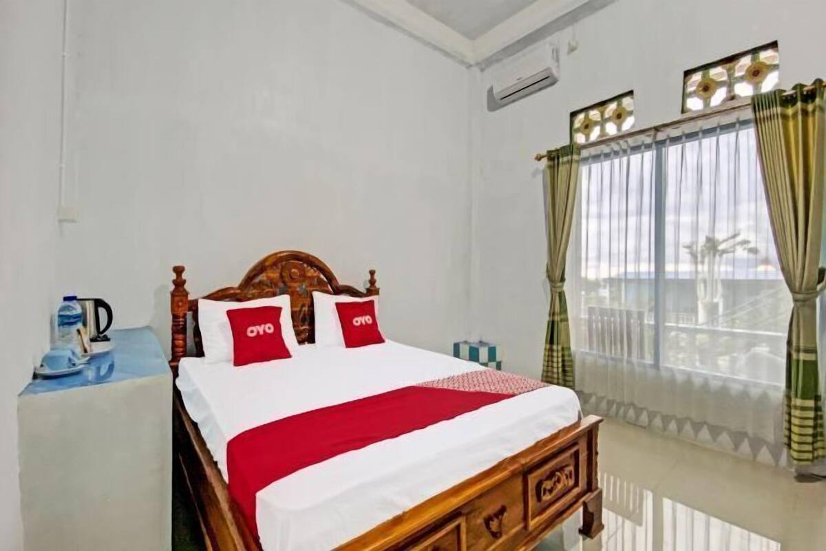 Laptop workspace, WiFi (free), bed sheets