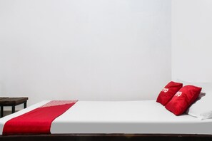 Standard Double Room | Laptop workspace, free WiFi, bed sheets - Hotel O We Bro Kost (Nginamanu)