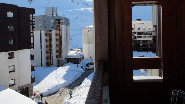 A snowy mountain town with modern buildings, a clear sky, and a view of snow-covered mountains. - Comfortable Apartment in Tignes, Pet Friendly (Tignes)