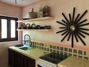 Kühlschrank, Ofen, Herdplatte, Wasserkocher mit Kaffee-/Teezubehör