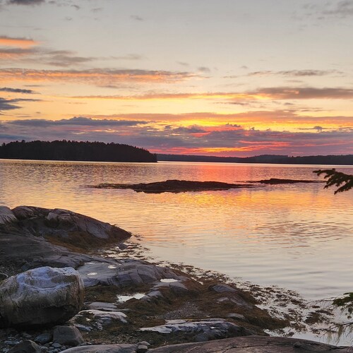 Newly renovated waterfront cottage with spectacular sunset views