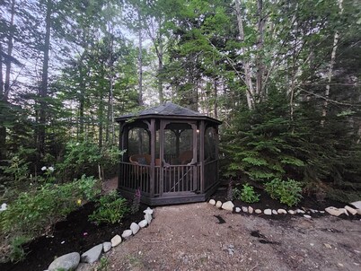 Newly renovated waterfront cottage with spectacular sunset views