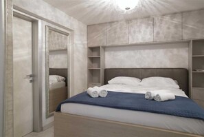 1 habitación, escritorio y tabla de planchar con plancha 