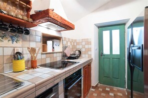 Kühlschrank, Mikrowelle, Ofen, Herdplatte