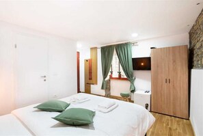 4 Schlafzimmer, Reisekinderbett, kostenloses WLAN, Bettwäsche