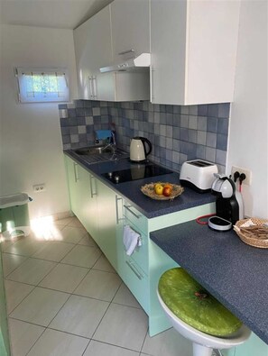 Refrigerador, parrilla de estufa, cafetera y tetera y tostadora 