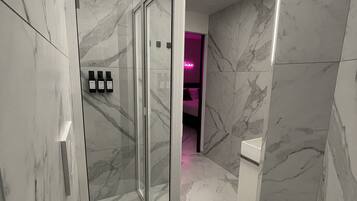 Dusche, Haartrockner, Handtücher, Seife