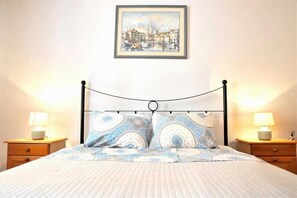 2 bedrooms, travel cot, free WiFi, bed sheets