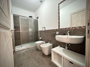 Bruser, hårtørrer, bidet, håndklæder