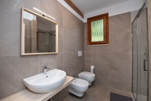Basic Apartment | Bathroom | Shower, free toiletries, bidet, towels - Il Podere del Bardo (Puegnago del Garda)