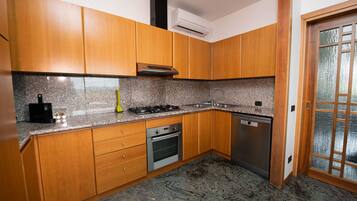 Vila Kota | Dapur pribadi | Lemari es besar, microwave, oven, dan mesin pencuci piring