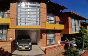 Exterior - Casa cerca al Aerpuerto y hospital San Vicente
Cozy House close to the Airport. (Rionegro)