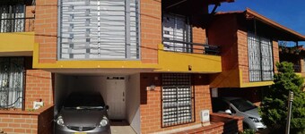 Casa cerca al Aerpuerto  y hospital San Vicente
Cozy House close to the Airport.