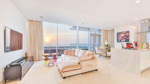 プレミアム アパートメント 2 ベッドルーム バルコニー シービュー | リビング エリア | 75 インチのLED テレビ (衛星放送視聴可)、テレビ、Netflix