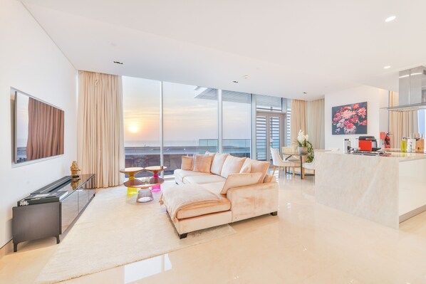 Appartamento Premium, 2 camere da letto, balcone, vista mare | Area soggiorno | TV LED 75 pollici con canali satellitari, TV, Netflix